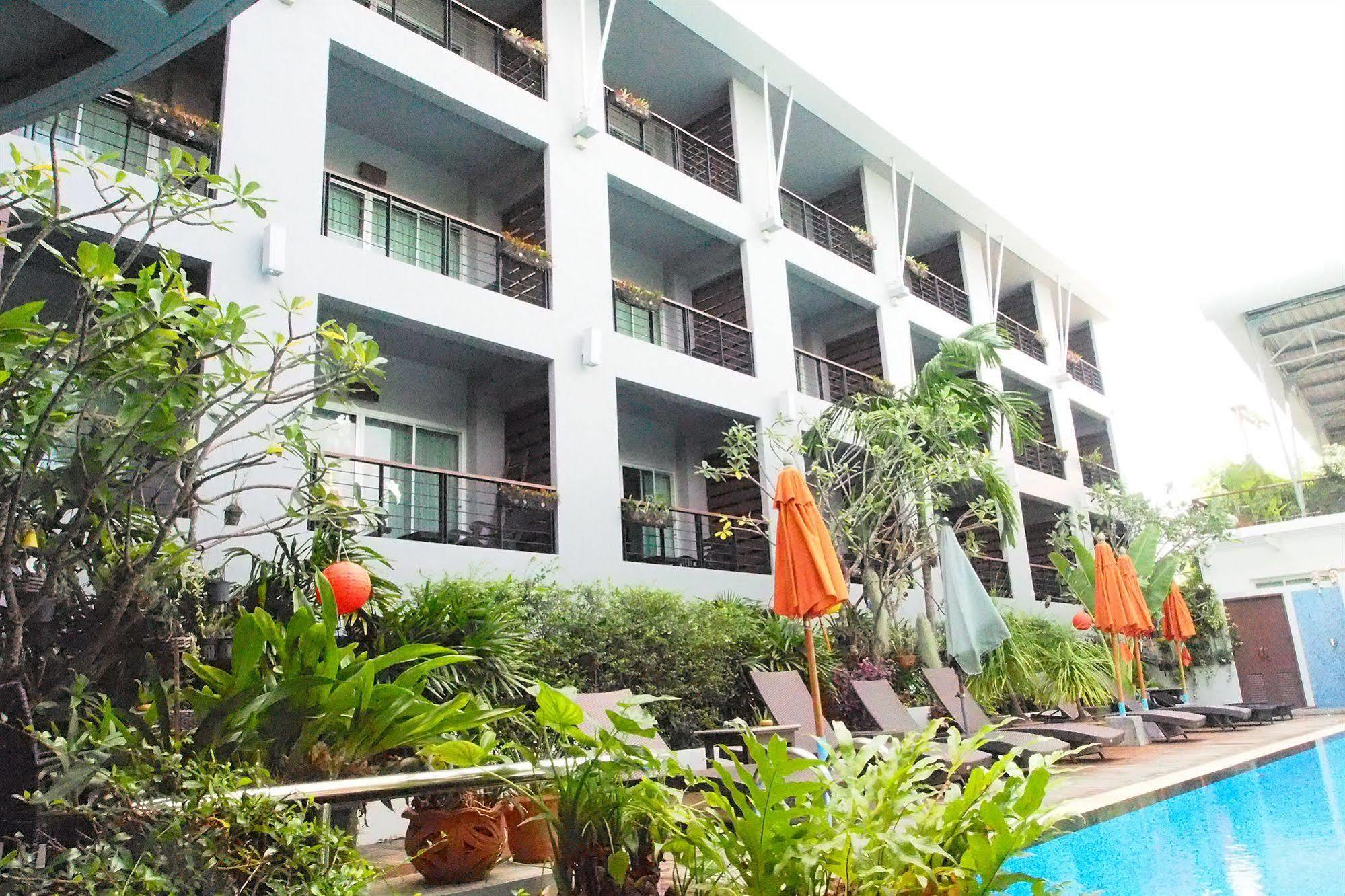 Hotel Baan Suwantawe Phuket Exterior foto